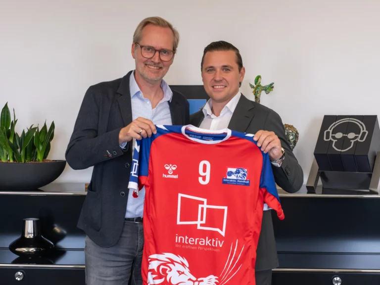 Foto: Jesper Petersen (links) aus unserem interaktiv - Marketingteam freut sich dem Geschäftsführer der KKS Gmbh Adam Stritzek (rechts) das Trikot unseres Vereins präsentieren zu dürfen
