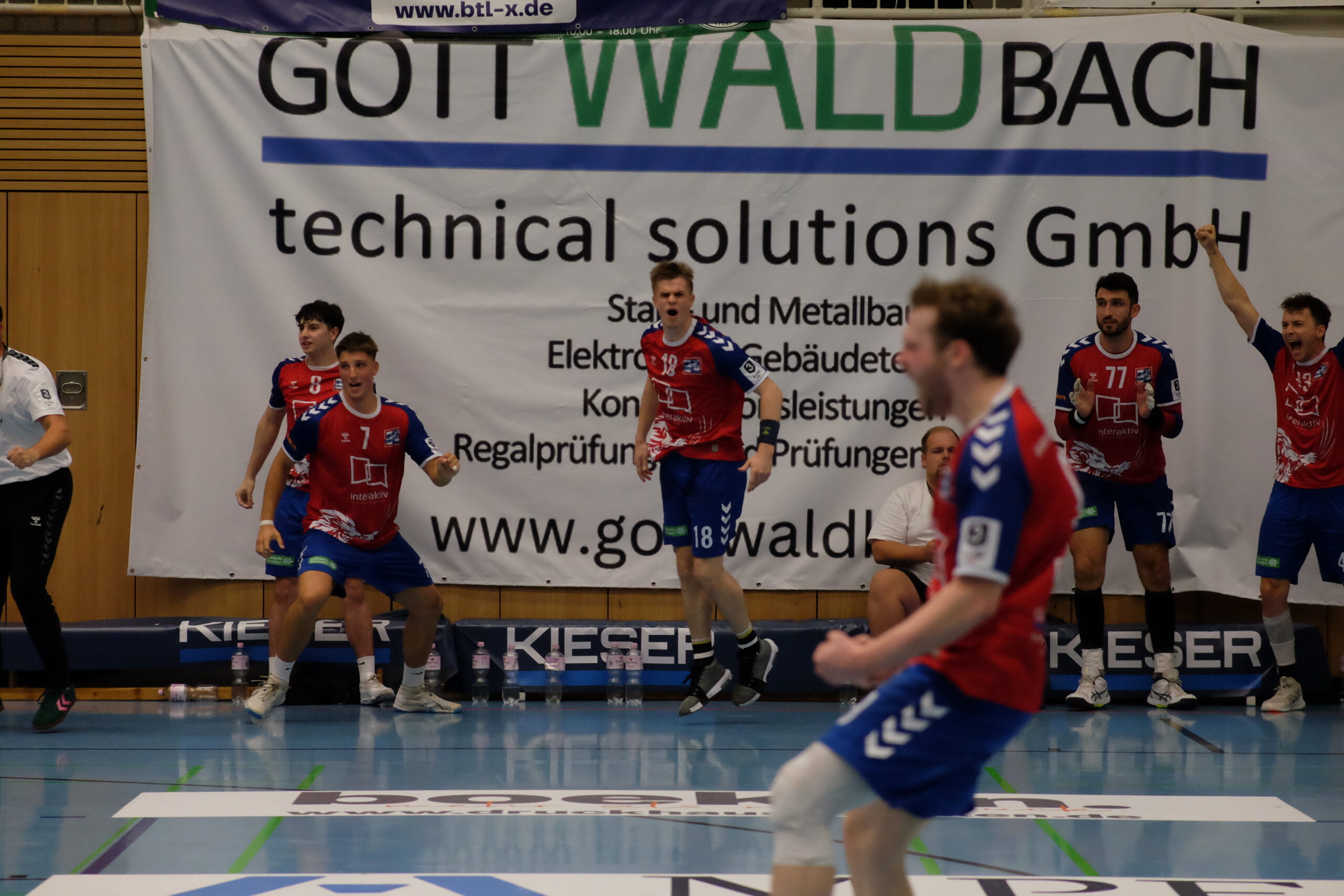 Mehr über den Artikel erfahren Dramatisches Ende beim ersten Heimspiel: interaktiv holt Last-Second-Punkt gegen Homburg