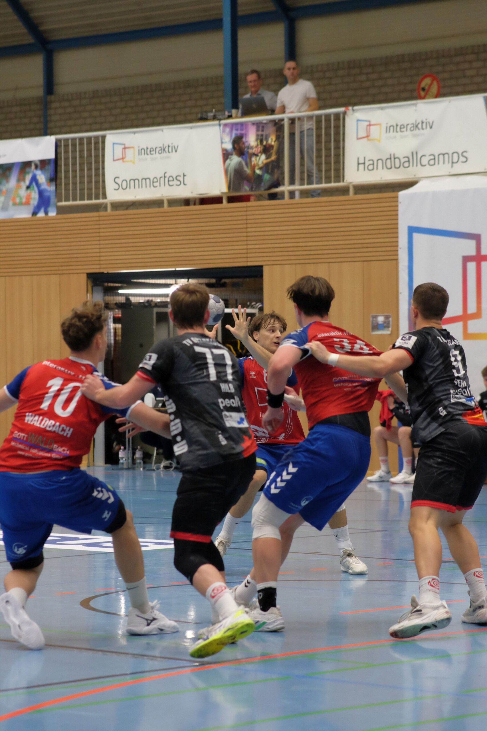 Mehr über den Artikel erfahren Derbysieg vor starker Kulisse: interaktiv . Handball bezwingt die Bergischen Panther mit 32:27